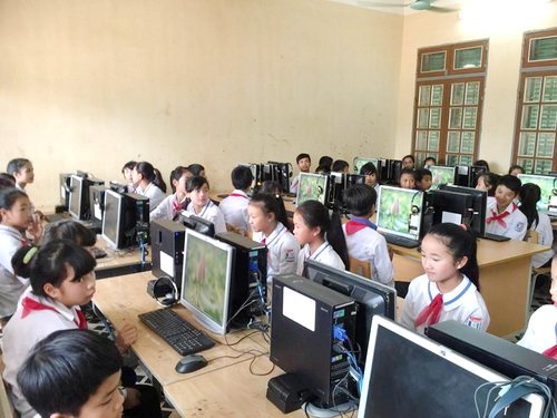 Học sinh trường THCS Nà Bó, huyện Mai Sơn, tỉnh Sơn La lần đầu được sử dụng máy tính